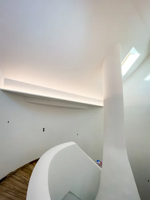 Lichtvoute an der Wand, Rundsäule und geschwungene Brüstung